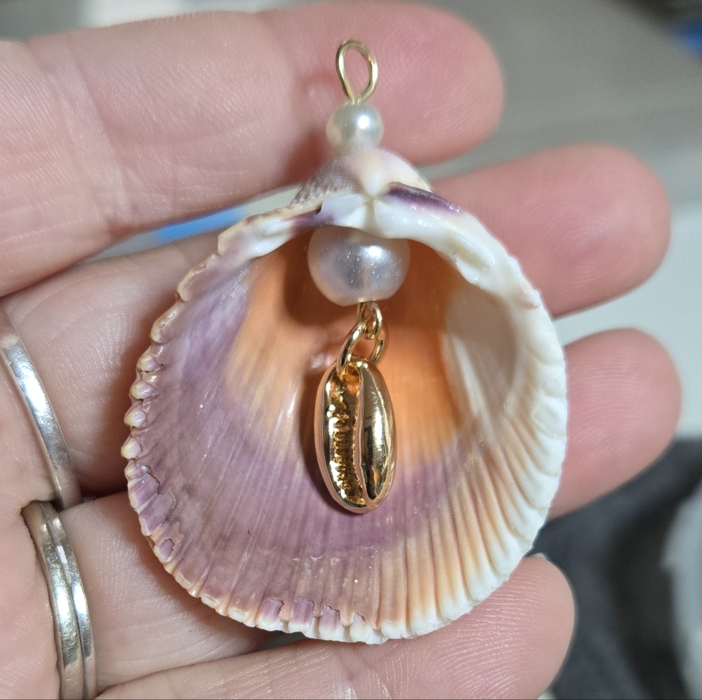 Elegant Shell Pendant Necklace with Gold and Purple Accents